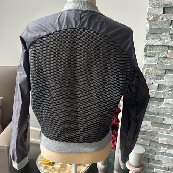 Adidas by Stella McCartney Cropped Warm up Jacket Size Medium. Gray color. - Picture 4 of 10